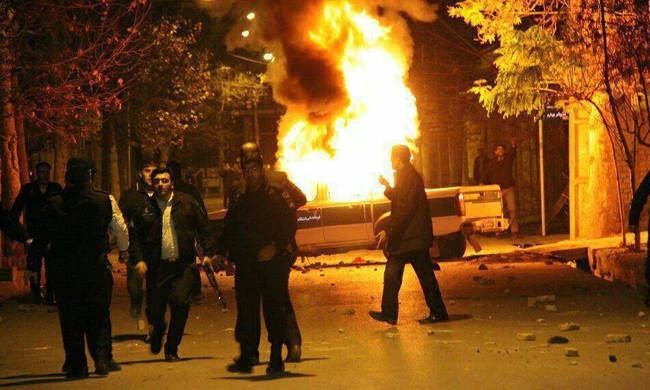 Αιματηρές συγκρούσεις σε διαδηλώσεις στο Ιράν – Τρεις αστυνομικοί νεκροί